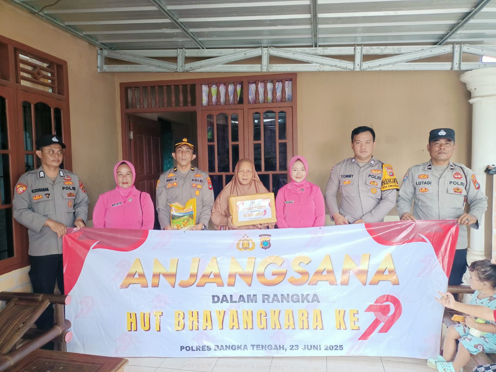 Jumat Religi dalam Rangka HUT Bhayangkara Ke-79 Polsek Sungai Selan Gelar  Anjangsana dan Bakti Sosial